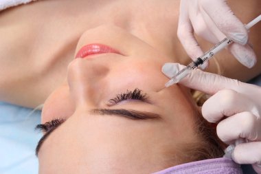 güzel kadın bir enjeksiyon yüzüne alır..