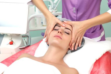 Kozmetik masaj sahip