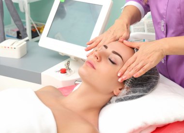 Kozmetik masaj sahip