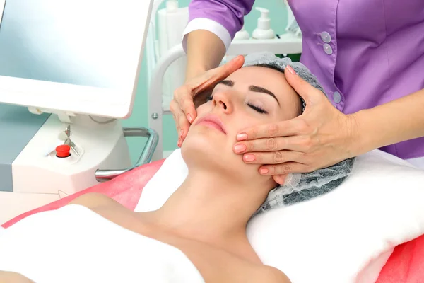 Avendo massaggio cosmetico — Foto Stock