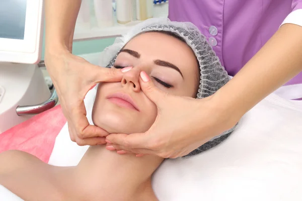 Gelet cosmetische massage — Stockfoto