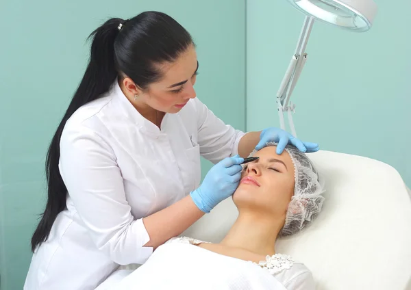 Preparation of the patient's face to a cosmetic procedure. — Stock Photo, Image