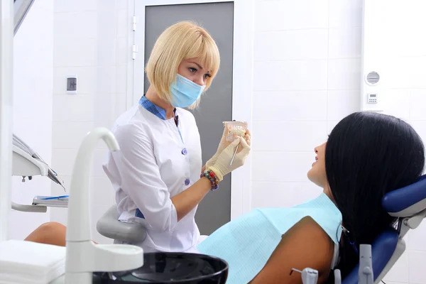 Proper cleaning of the teeth. — Stock Photo, Image