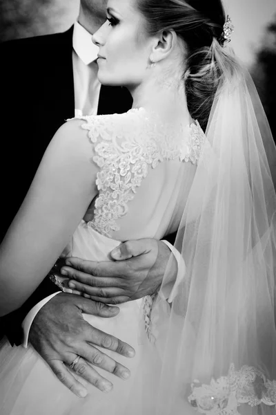 Esküvői. Menyasszony és a vőlegény. Fekete-fehér kép — Stock Fotó