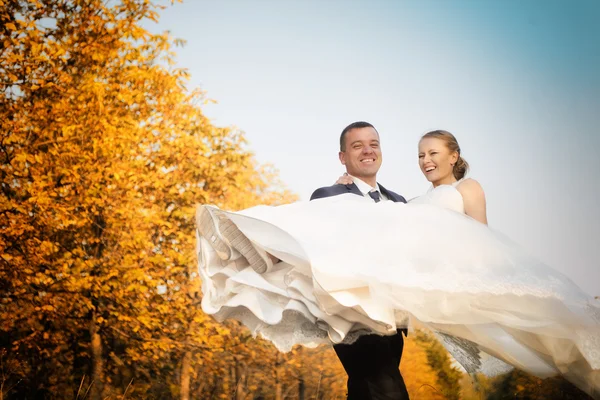 Bruiloft. Bruid en bruidegom op herfst bos — Stockfoto