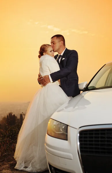 Bruiloft. Bruid en bruidegom bij zonsondergang — Stockfoto