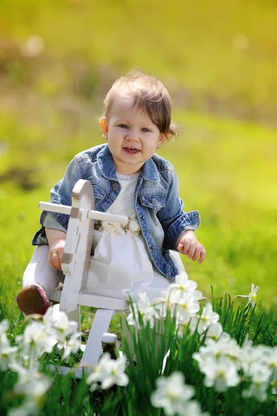 Niña en caballo mecedora de madera —  Fotos de Stock