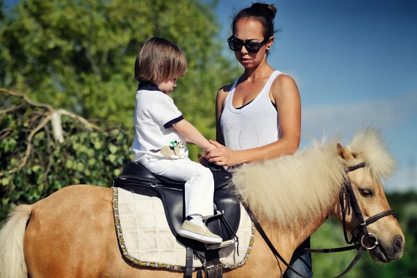 Prime lezioni di equitazione — Foto Stock