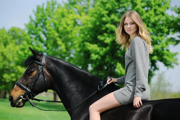 Mooi meisje en paard in voorjaar bos — Stockfoto