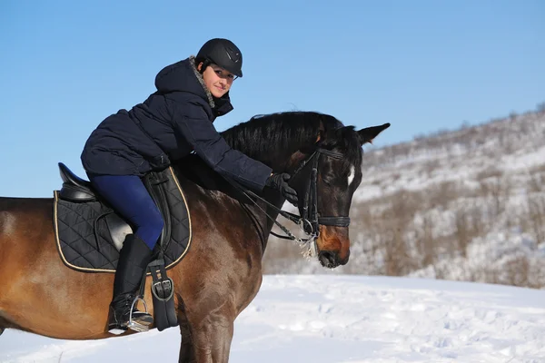 Équitation dans le champ d'hiver Image En Vente