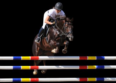 Binicilik: siyah arka plan üzerine izole gösterisi, atlama içinde genç kız