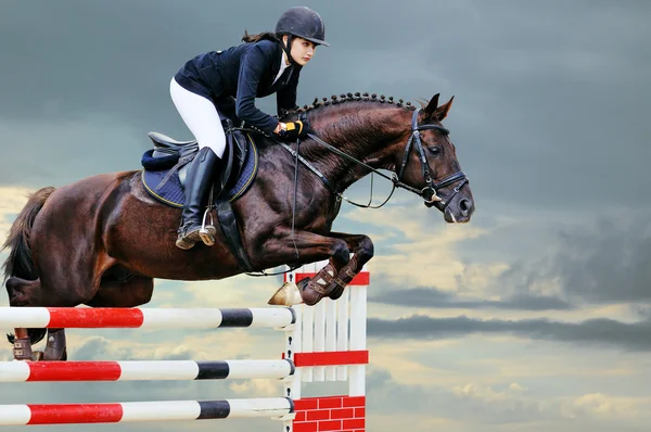 Equestrianesimo: Giovane ragazza nello spettacolo di salto — Foto Stock