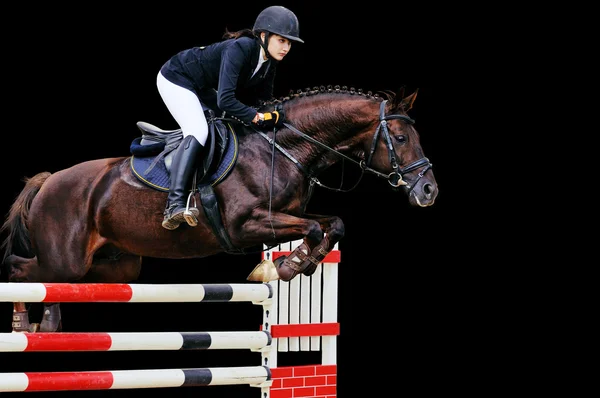 Equestrianesimo: Giovane ragazza in salto spettacolo, isolata su sfondo nero — Foto Stock