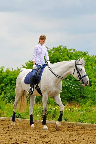 Menina no cavalo curativo branco — Fotografia de Stock