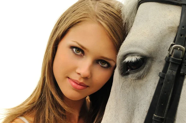 Όμορφη νεαρή κοπέλα και άσπρο άλογο — Φωτογραφία Αρχείου