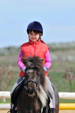 küçük kız ve midilli