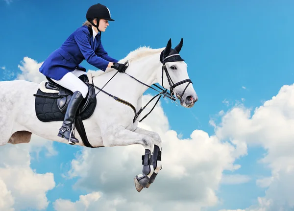 Paardensport: jong meisje in springen Toon — Stockfoto