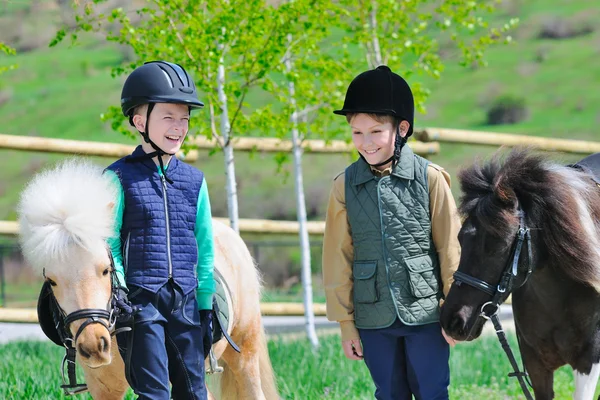 Twee jongens met pony — Stockfoto