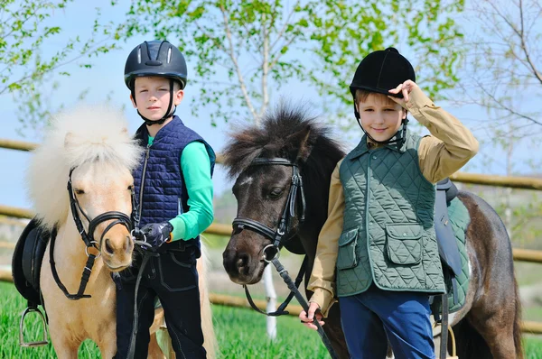 Dos chicos con pony — Foto de Stock