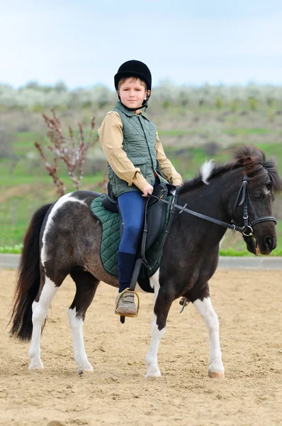 Garçon et son poney Shetland — Photo