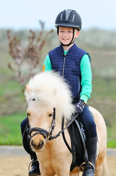 Niño y su pony Shetland —  Fotos de Stock