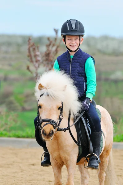 Jongen en zijn Shetland pony — Stockfoto