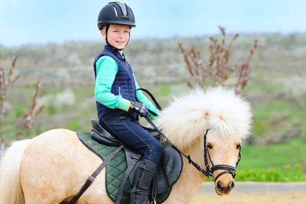 Ragazzo e il suo pony delle Shetland — Foto Stock