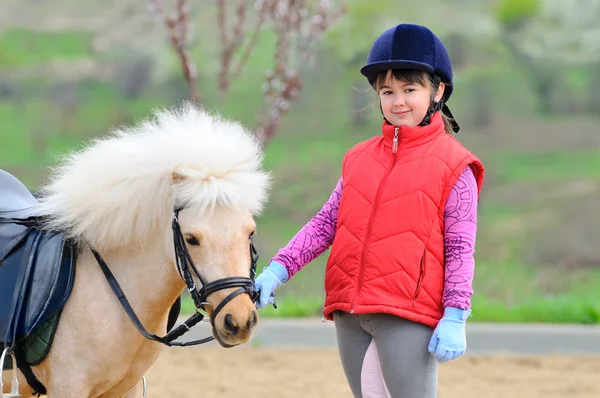 Kleines Mädchen und Pony — Stockfoto