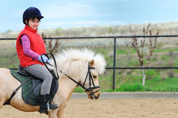 Little girl and pony — Stock Photo, Image