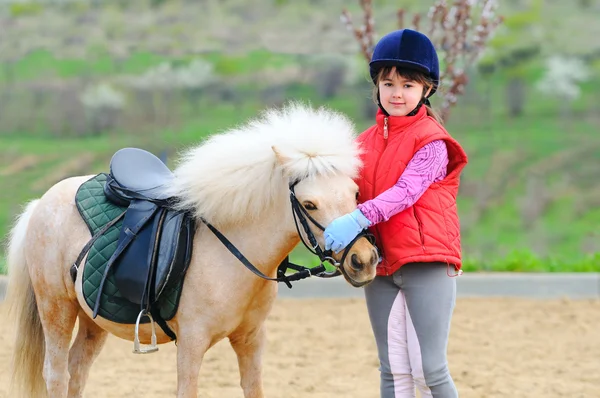 Klein meisje en pony — Stockfoto