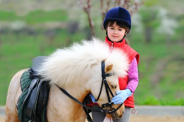 Liten flicka och ponny — Stockfoto