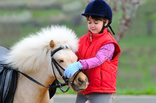 Kleines Mädchen und Pony — Stockfoto