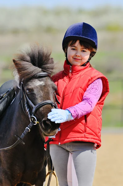 Klein meisje en pony — Stockfoto