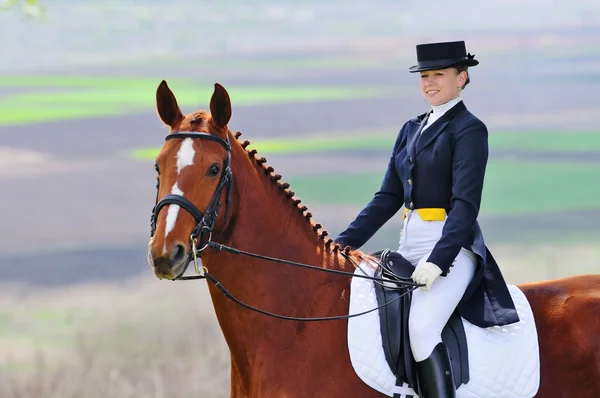 少女と馬場馬術の馬 — ストック写真