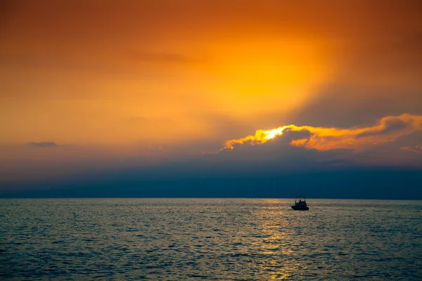 Boot bei Sonnenuntergang — Stockfoto