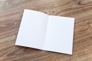 Açık boş broşür, ahşap bir masa üzerine dergisidir
