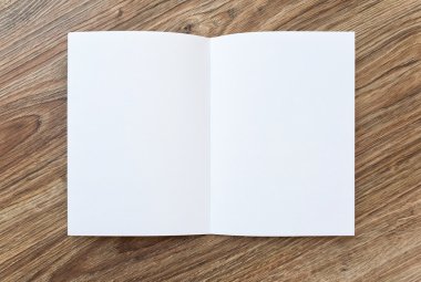 Açık boş broşür, ahşap bir masa üzerine dergisidir