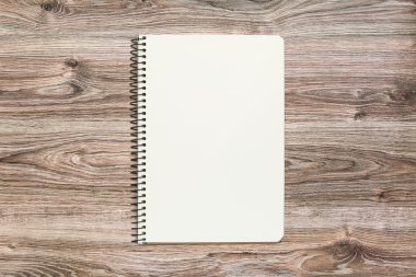 Açık Not Defteri ile ahşap arka plan boş sayfada mockup.