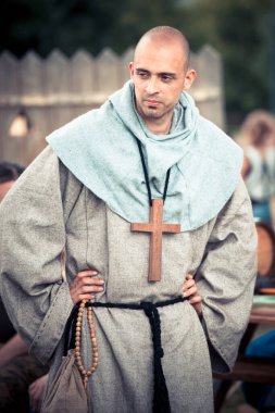 MOSCOW / RUSSIA 23 Haziran: Üçüncü uluslararası tarihi yeniden inşa Times ve Epochs festivalinde ortaçağ keşişi poz verdi. Yazı içeriği.