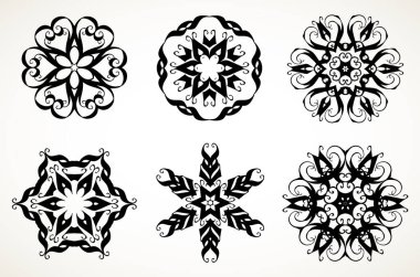 Süslü dantelli, çiçekli, siyah, beyaz arka planlı bir takım güller. El çizimi kaligrafik elementlerle oluşturulmuş mandalalar.