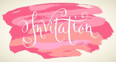 Davetiye, düğün kelimesi. El yazısı vektör tasarımı elementi beyaz renkte, pembe fırça darbeleri ise arka planda. Geleneksel hat sanatı.