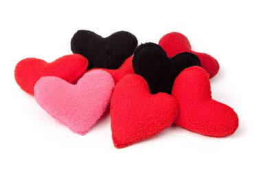 Beyazın üzerinde izole edilmiş küçük kırmızı, pembe ve siyah yün kalpler yığını. El yapımı sevgililer günü hediyeleri. Hayırseverlik kavramı.