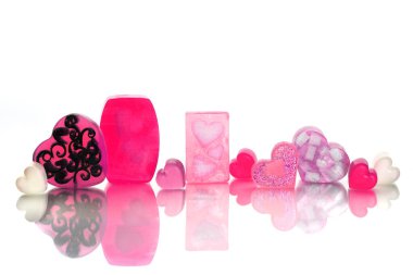 Ev yapımı kalp şeklinde pembe süslemeli sabunlar, Sevgililer Günü hediyesi. Beyaz yerine el yapımı tatil kozmetikleri.