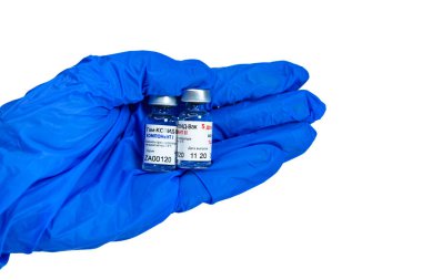 MOSCOW, RUSSIA - 9 Şubat 2021: Yeni Rus Coronavirus aşısı Sputnik V beyaz arka planda izole edildi. Covid-19, 2019-nCov salgını.