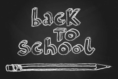 Elle çizilmiş karalamalar Okul kelimelerine ve siyah karatahtanın üzerine bir kalem.