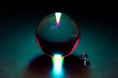 Cam kürelerin büyüleyici bir düzeni canlı renkli ışıkları yansıtıyor, sanatsal tasarımda zarafet ve modernlik sergiliyor..