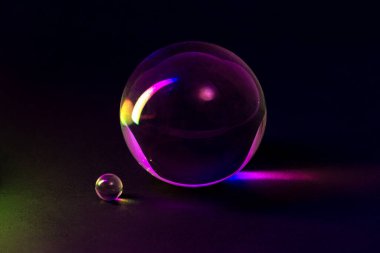 Cam kürelerin büyüleyici bir düzeni canlı renkli ışıkları yansıtıyor, sanatsal tasarımda zarafet ve modernlik sergiliyor..