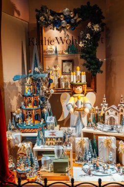 Heidelberg, Almanya - 28 Aralık 2022: Kathe Wohlfahrt mağazasının Noel süslemeleri ile şenlik penceresi. Melekler, mumlar ve gösterişli süsler. Samimi, geleneksel tatil sahnesi.