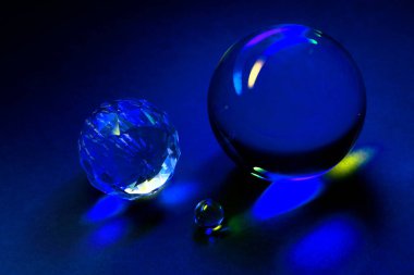 Cam kürelerin büyüleyici bir düzeni canlı renkli ışıkları yansıtıyor, sanatsal tasarımda zarafet ve modernlik sergiliyor..