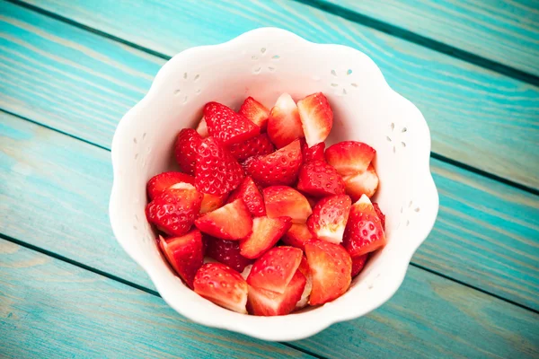 Gehakte aardbeien in een kom — Stockfoto